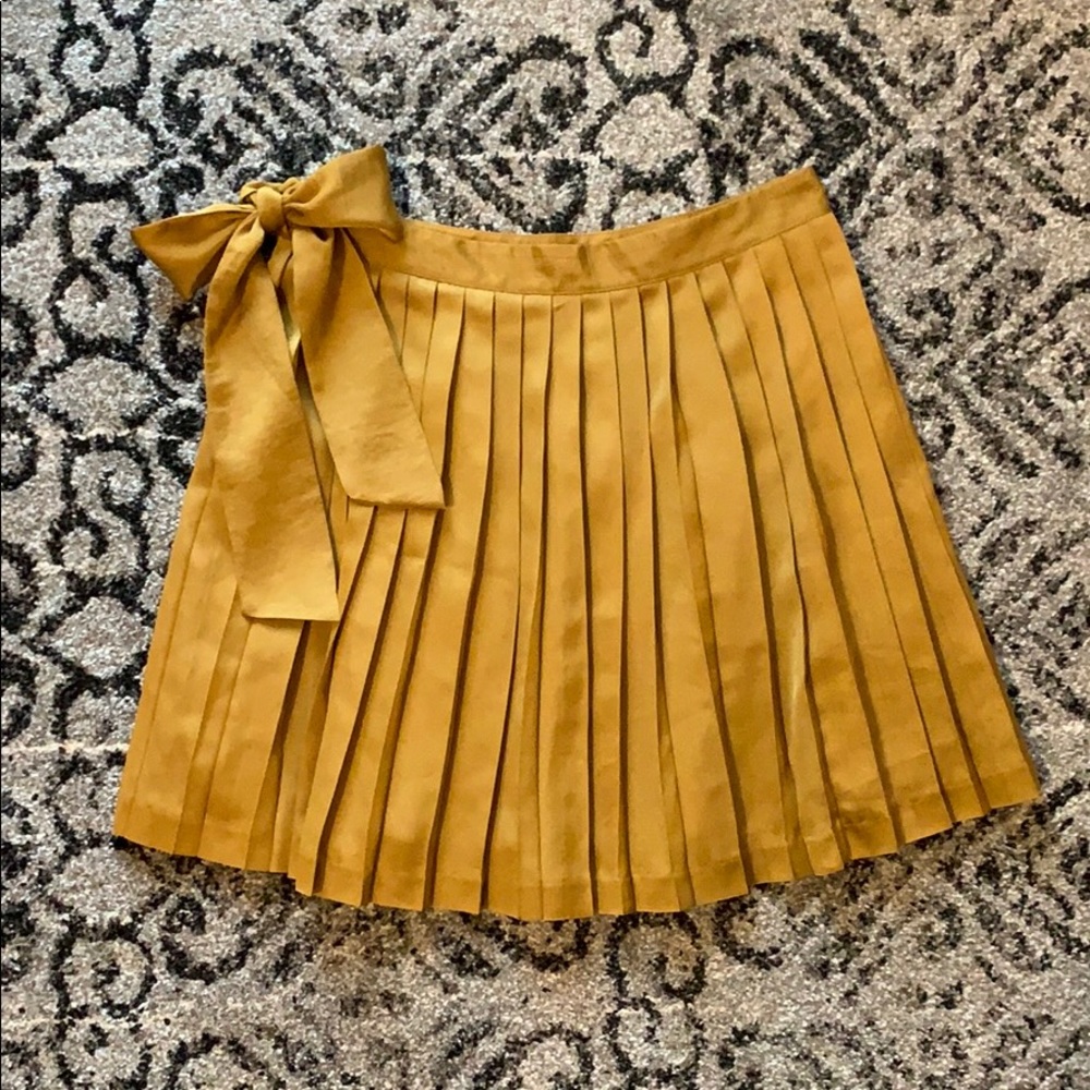 Gap accordion skirt